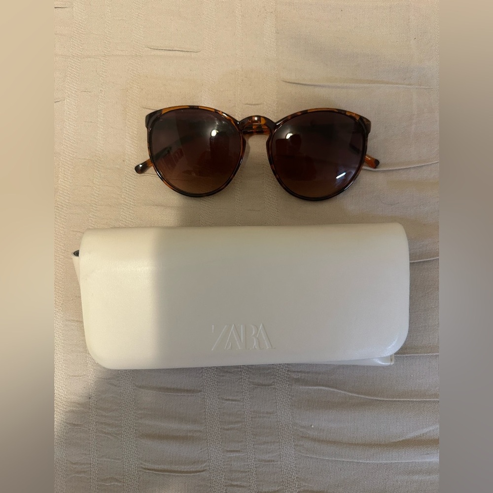 Zara Tortoiseshell Sunglasses with Cream Case - Picture 1 of 3